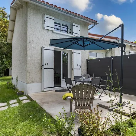 Holiday home Au Chant Des Cigales