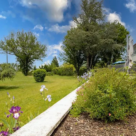 Holiday home Au Chant Des Cigales
